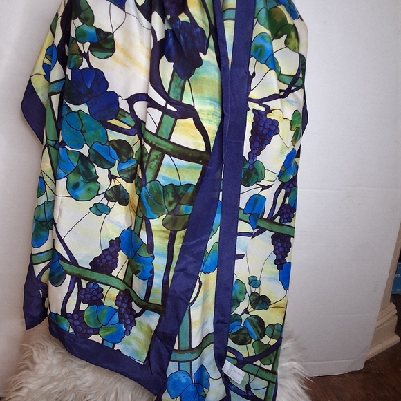 Louis Comfort Tiffany Stained Glass Metropolitan Museum Silk Scarf NWT - Picture 3 of 14